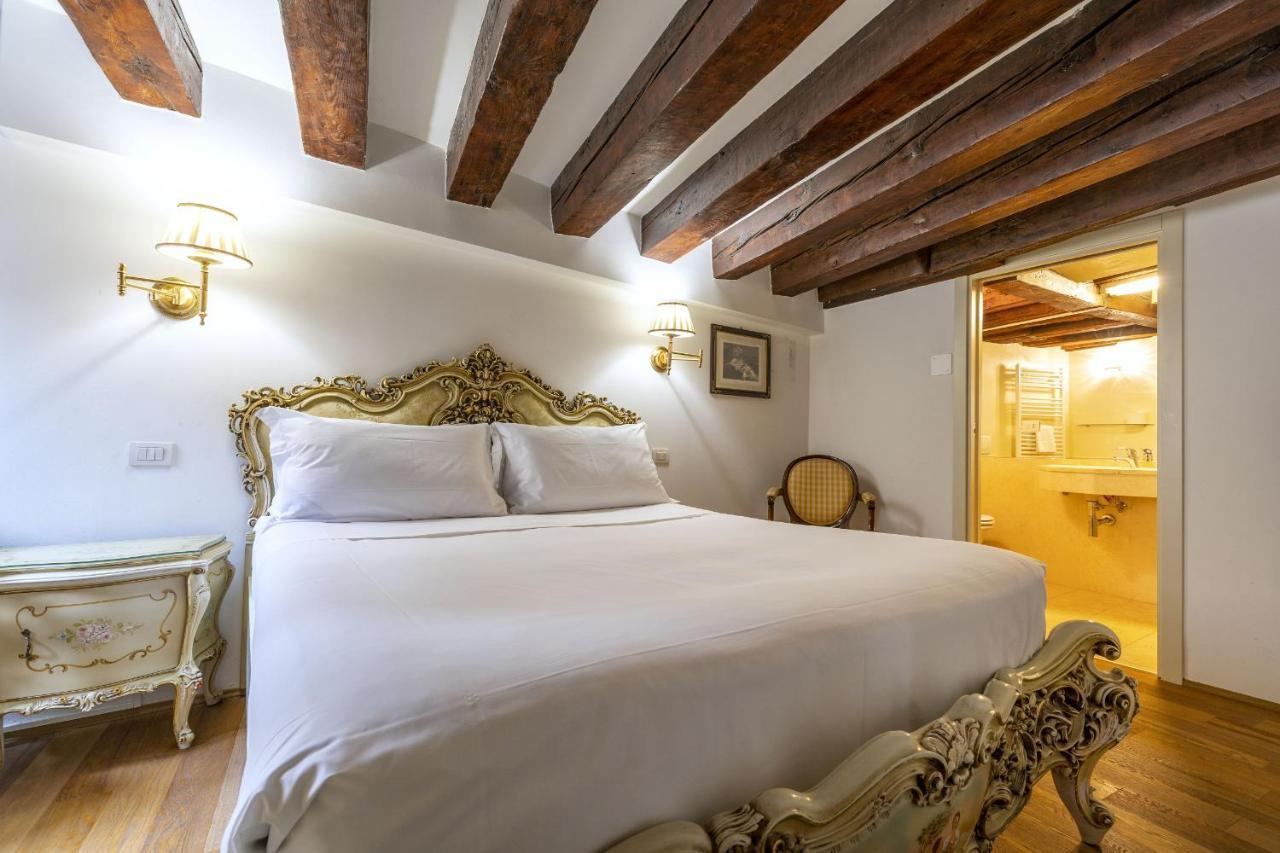 Gondola Luxury - Campo Santi Filippo E Giacomo * Venezia