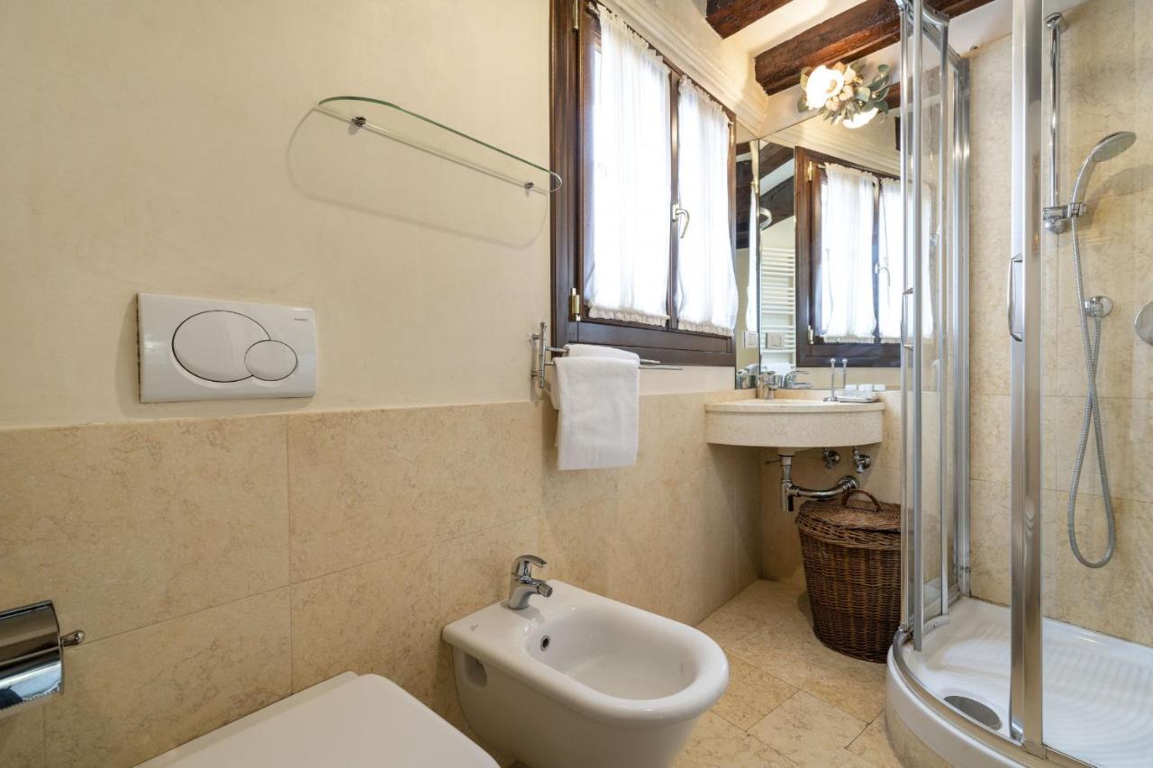 Gondola Luxury - Campo Santi Filippo E Giacomo * Venezia