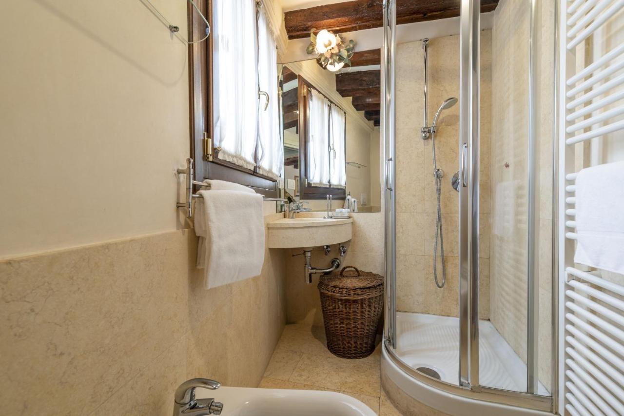 Gondola Luxury - Campo Santi Filippo E Giacomo