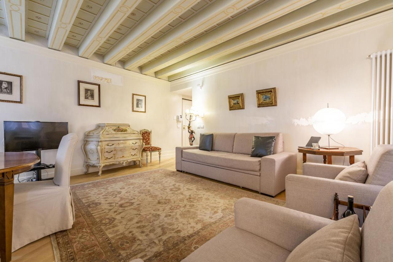 Gondola Luxury - Campo Santi Filippo E Giacomo * Venezia